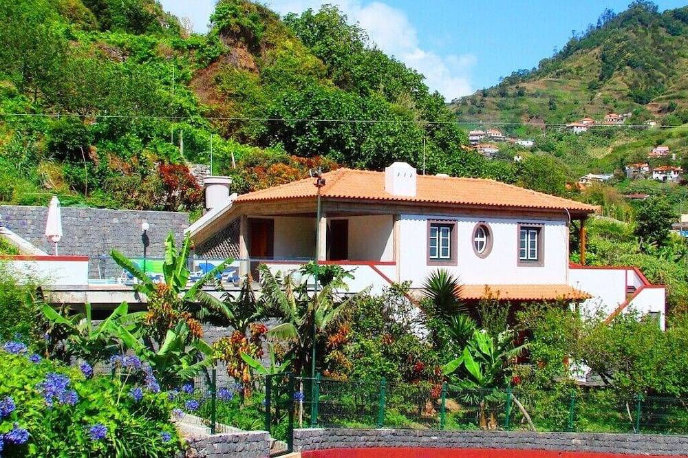 Villa Ricardo -, una encantadora villa con piscina climatizada y vistas panorámicas al mar. in Porto da Cruz, Isla de Madeira