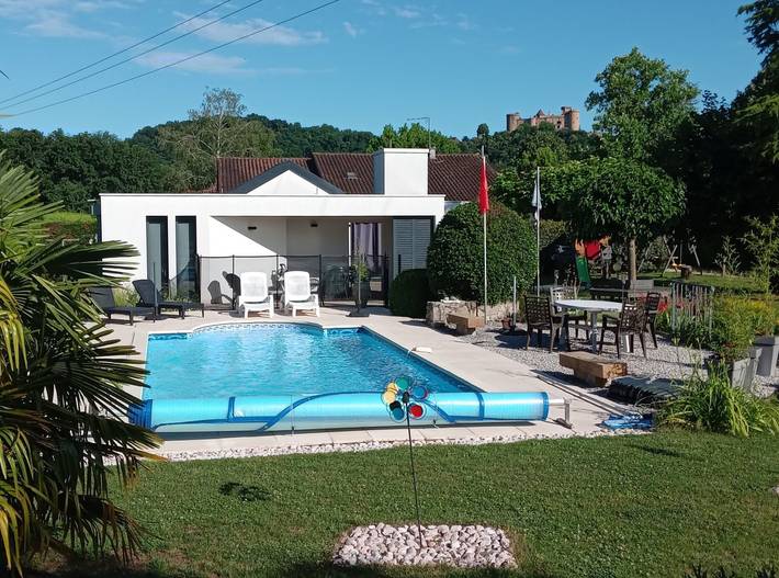 Gîte pour 4 personnes, avec jardin ainsi que piscine et terrasse à Prudhomat