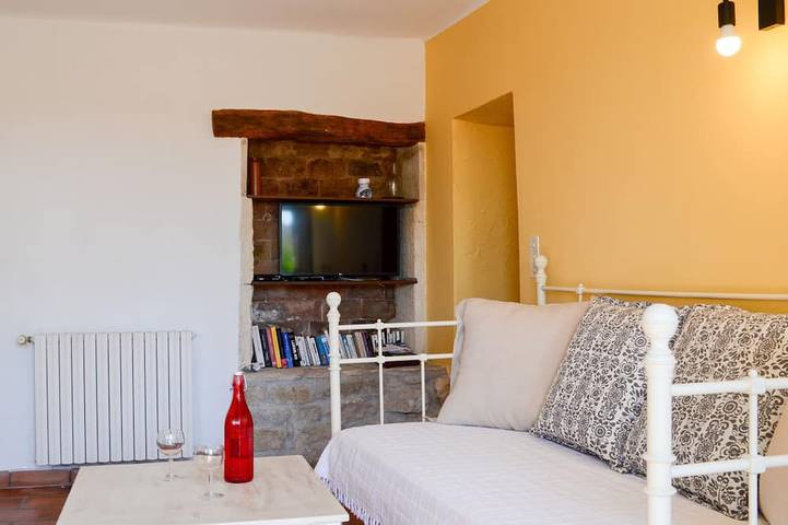 Gîte pour 3 personnes, avec terrasse ainsi que piscine et jardin, animaux acceptés à Cruis - 4
