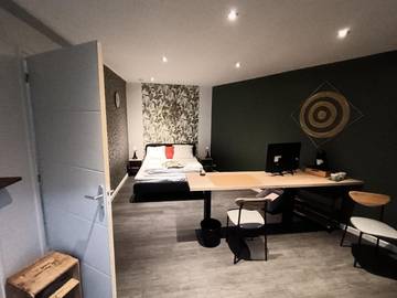 Cottage pour 3 personnes, avec terrasse et vue, animaux acceptés à Plémet