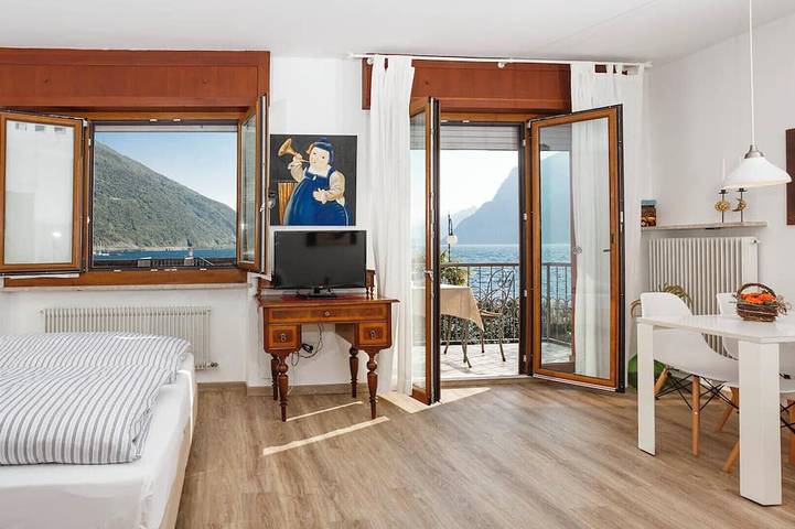 Apartamento entero, Beust House - Christa - Balcony on the lake - 50 meters from the beach in Torbole, Nago-Torbole