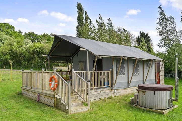 Glamping for 6 people, with Hot tub and Terrace as well as Garden in Hertfordshire