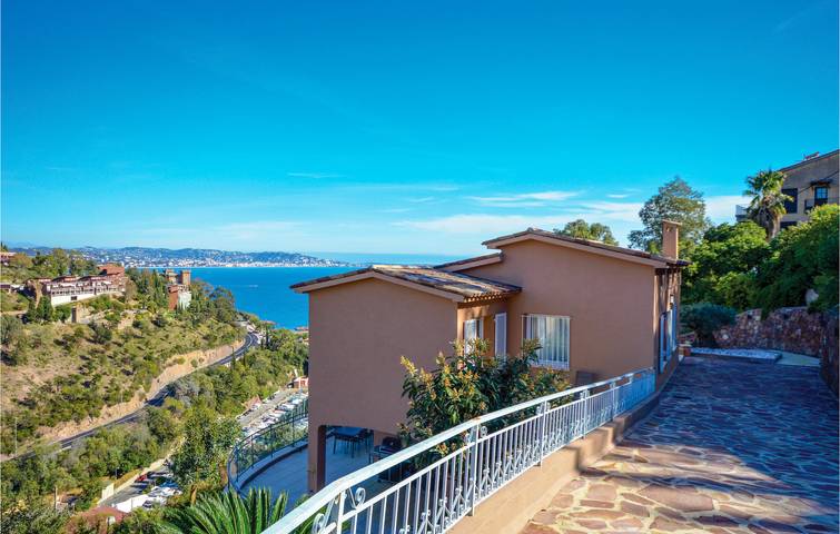 Location de vacances pour 8 personnes, avec jardin ainsi que piscine et terrasse à Théoule-sur-Mer - 2