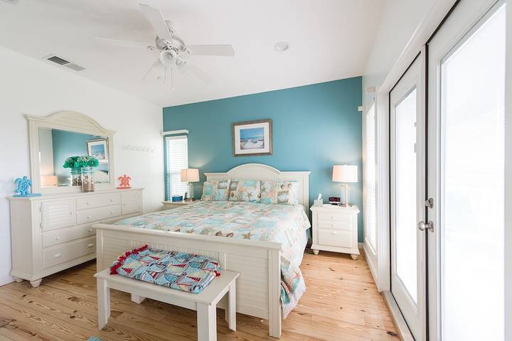 Vacation rental for 12 people, with pool and hot tub as well as balcony in Texas Gulf Coast