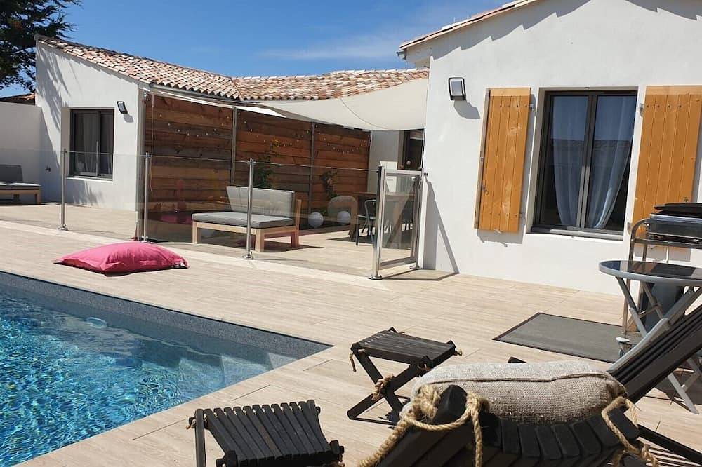 Nueva villa de lujo abierta al jardín y piscina climatizada a 150 metros de la costa. in Saint-Clément-des-Baleines, Isla de Ré