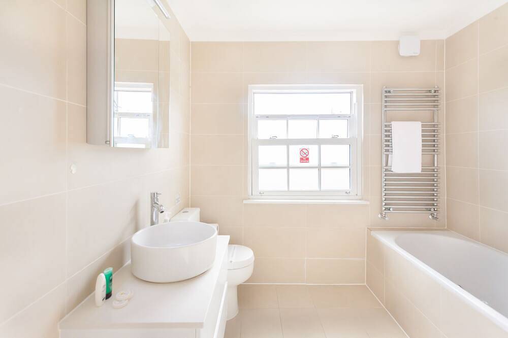 Triple-Salle de bain partagée in Camden, Londres