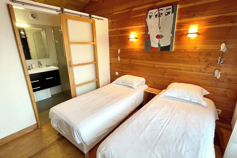 Beautifully maintained chalet with garden and terrace in Petit Piquey, Lège-Cap-Ferret