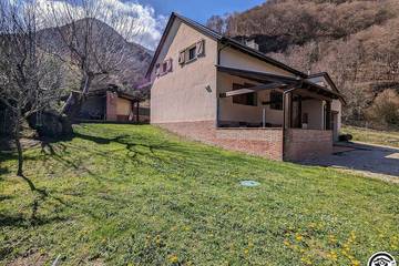 Gîte pour 11 personnes, avec jardin à Saint-Béat