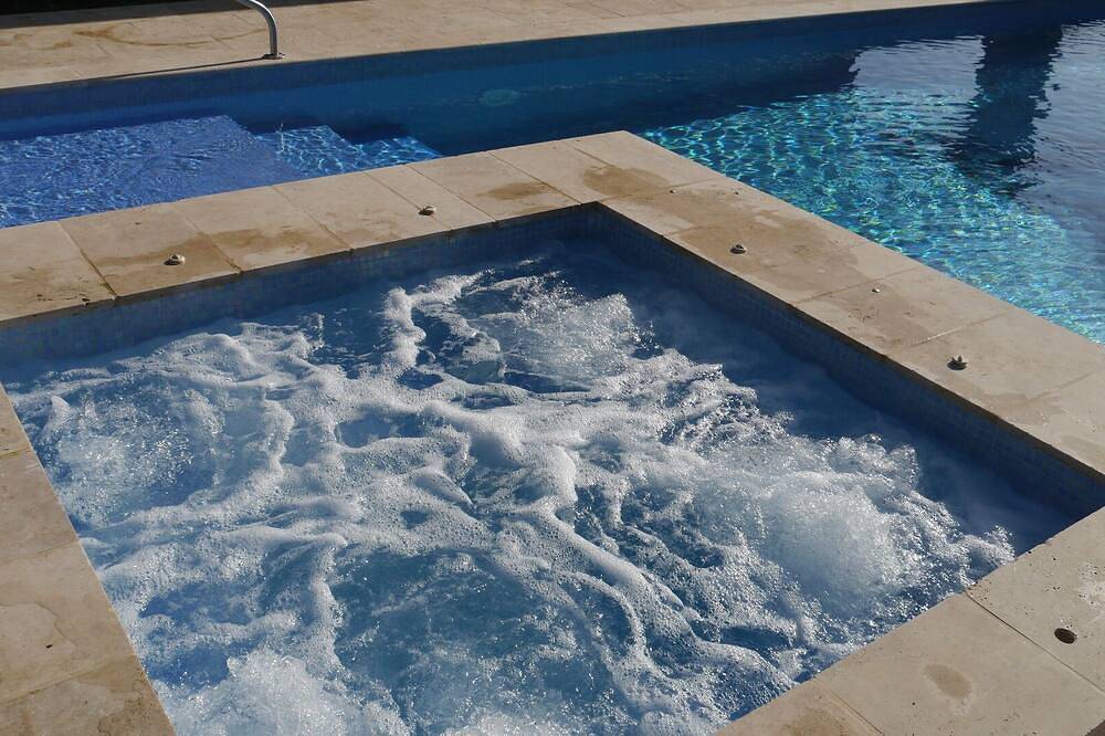 Cozy vacation home with heated pool + whirlpool, sauna. Pet friendly.  in Castillon-du-Gard, Region de Nimes