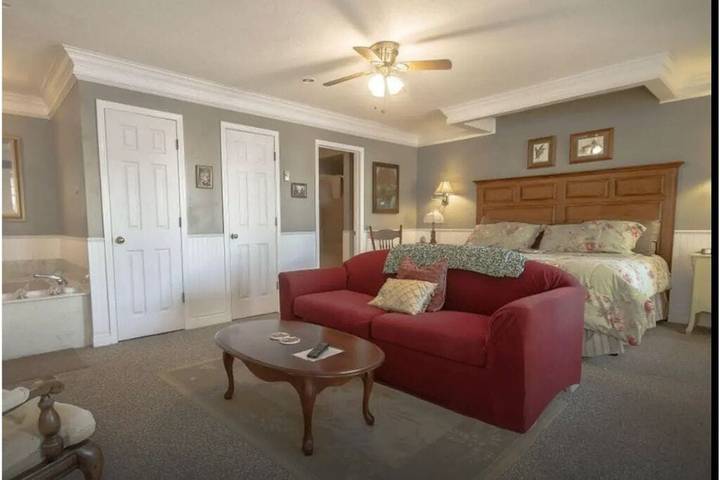 Vacation rental for 4 people, with hot tub in Ozark Mountains