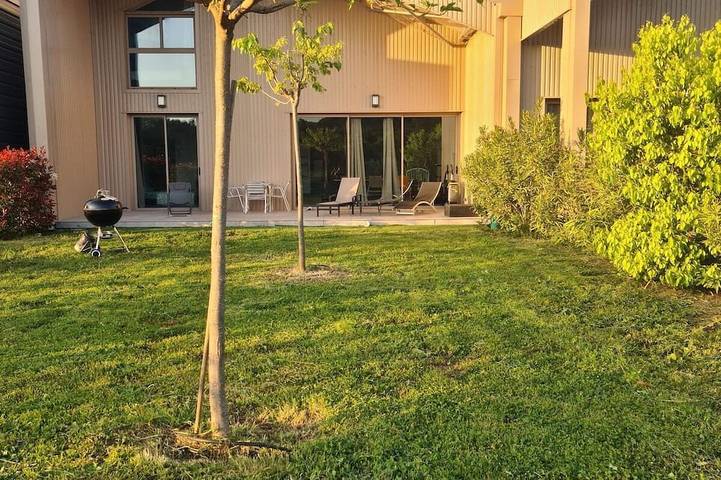 Location de vacances pour 8 personnes, avec jardin et balcon, animaux acceptés à Eccica-Suarella