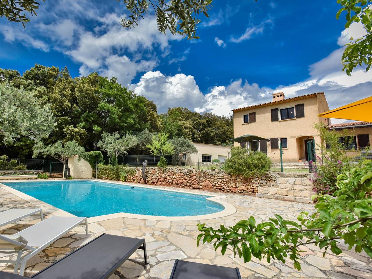 Schönes Ferienhaus mit Garten und großem Pool in Aups, Brignoles Region