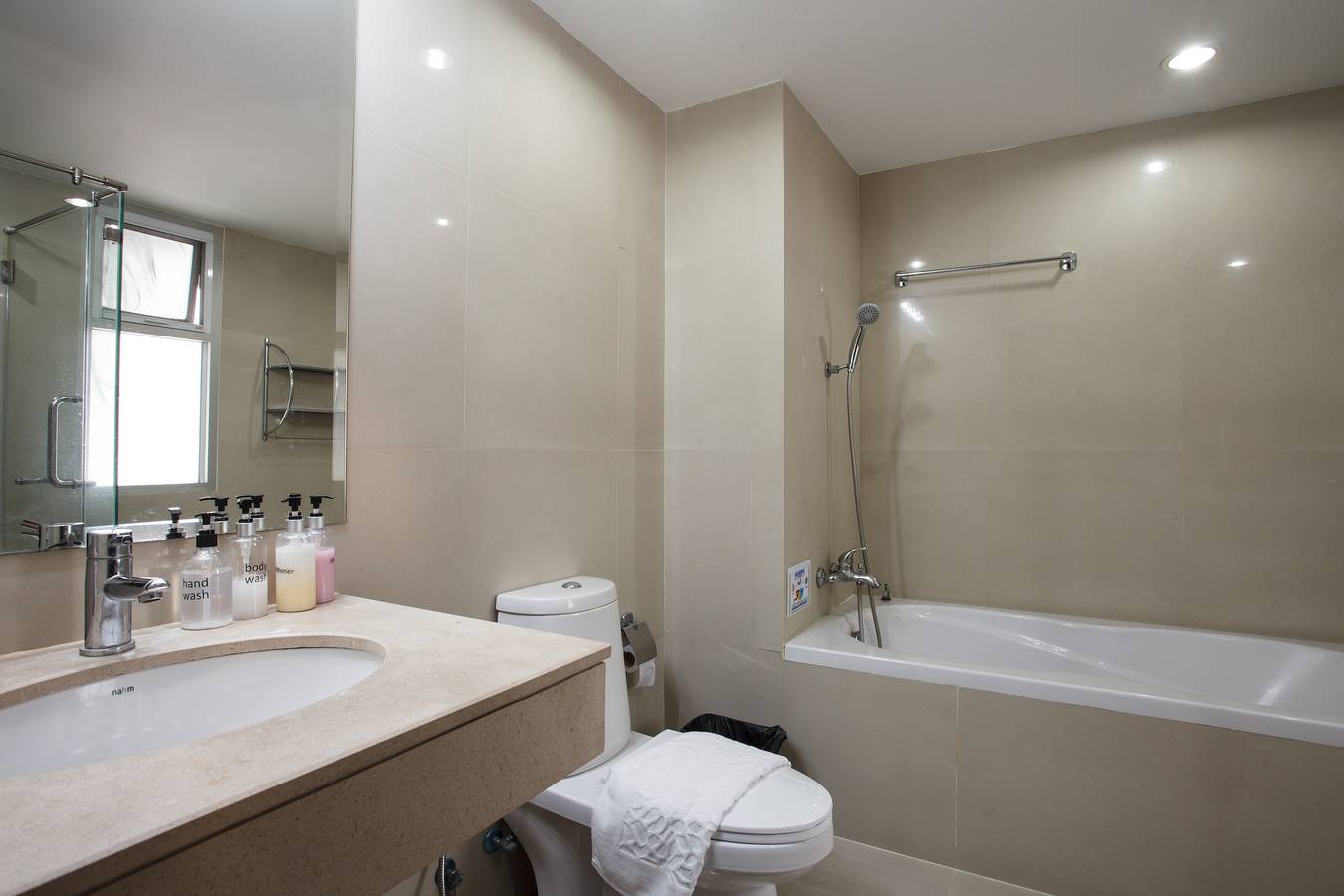 Hel ferieleilighet, 2B 2 Bedrooms Downtown Serviced Apartment with shared Pool in Watthana, Bangkok