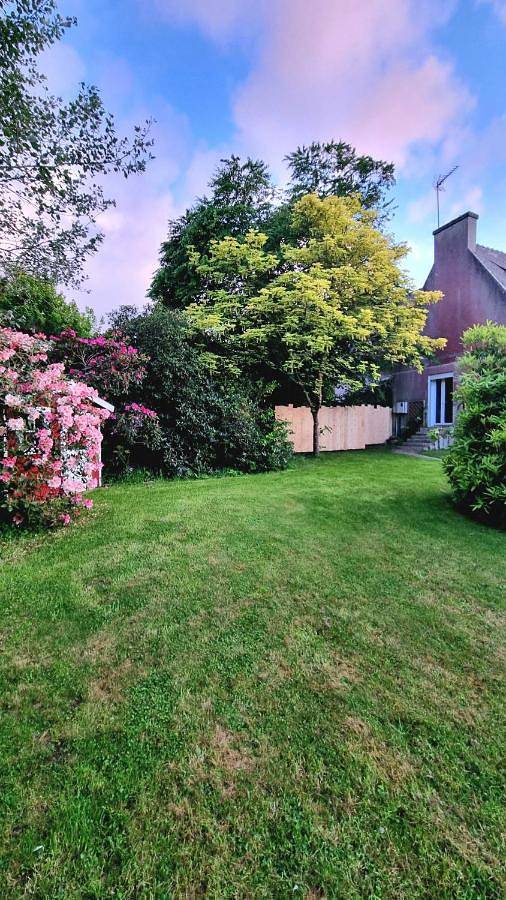 Location de vacances pour 5 personnes, avec terrasse ainsi que jardin et vue à Saint-Jean-Trolimon