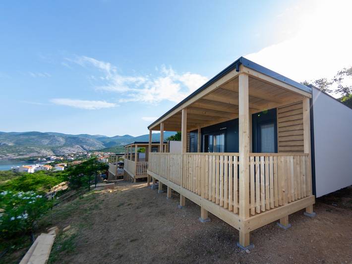 Camping für 5 Personen, mit Terrasse und Pool in Klenovica