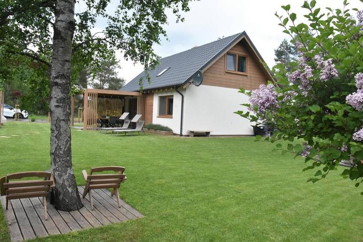 Ferienhaus für 8 Personen, mit Whirlpool und Terrasse sowie Garten und Sauna in Sassin