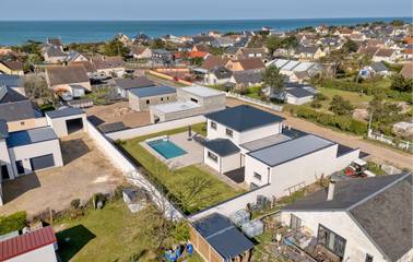 Location de vacances pour 10 personnes, avec terrasse ainsi que jardin et piscine à Saint-Germain-sur-Ay