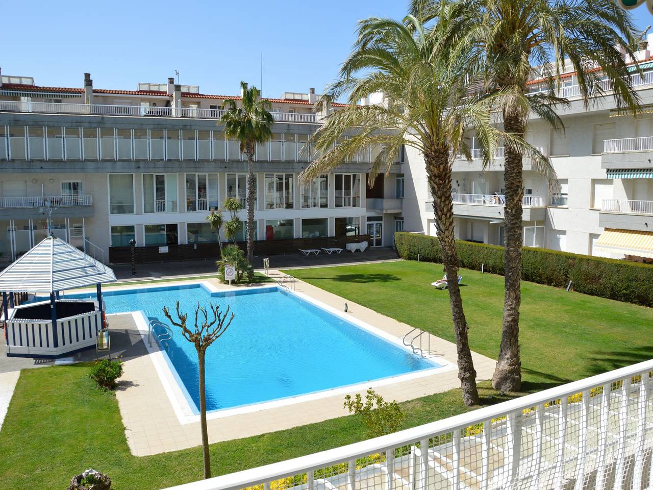 Apartamento entero, Apartamento 'Mar D'Or 142' con piscina compartida, Wi-Fi y aire acondicionado in L' Estartit, Estartit