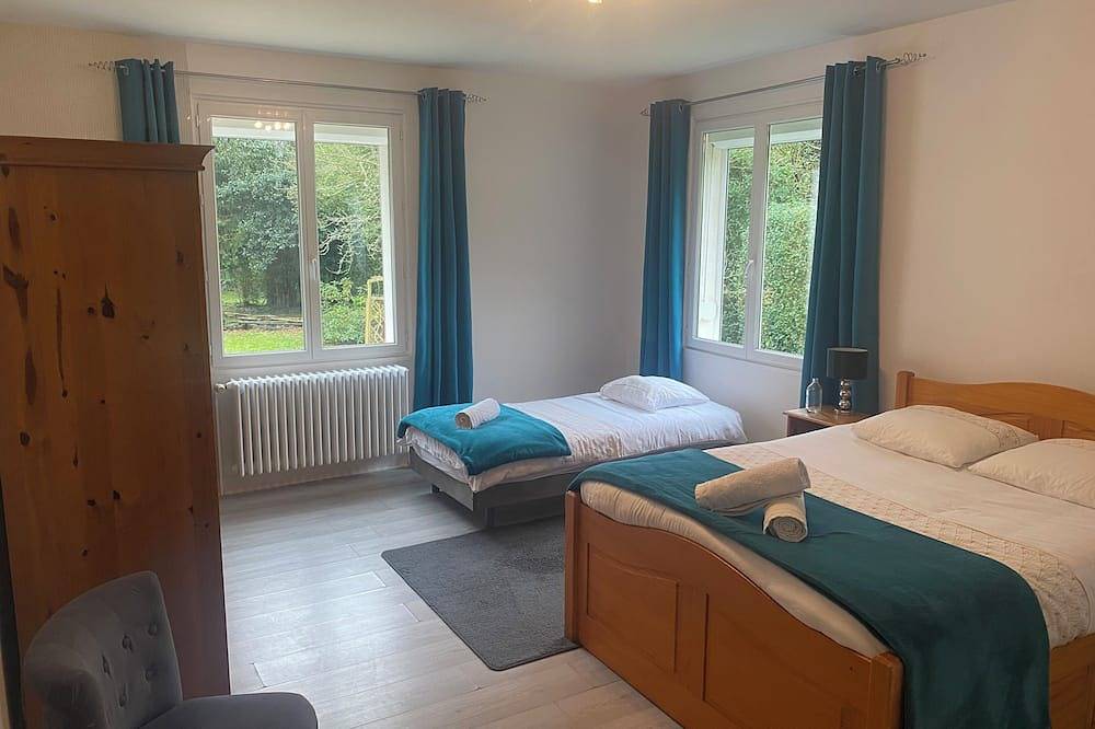 Large house in Normandy with heated swimming pool and games room. in Valognes, Côte de la Déroute
