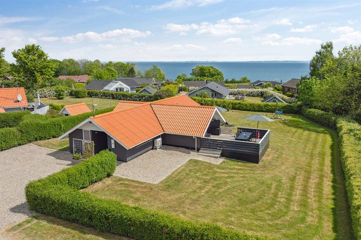 Ferieudlejning for 7 personer, med sauna og jacuzzi såvel som terrasse og have, husdyr tilladt i Mommark