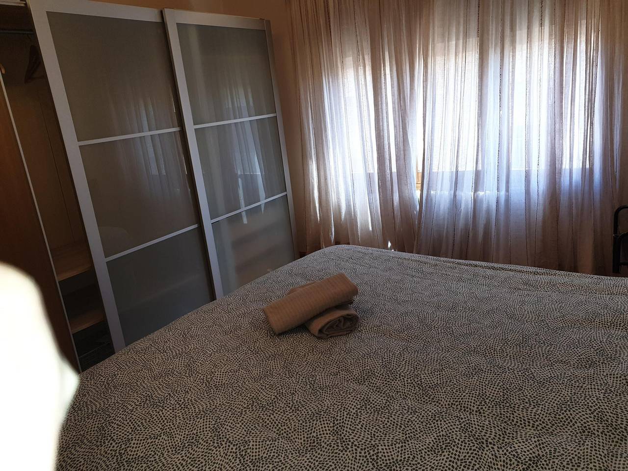 Entire apartment, Spacious 3-Bedroom Apartment in Central Jaca with Parking and Modern Amenities in Jaca, Spanish Pyrenees