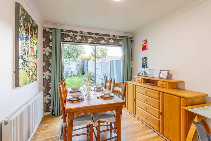 Pass the Keys | 3-Bedroom Home in Chelmsford | Sleeps 7 in Chelmsford, Essex