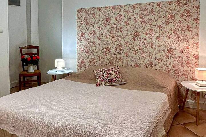 Location de vacances pour 3 personnes, animaux acceptés à Nanteuil-en-Vallée - 2