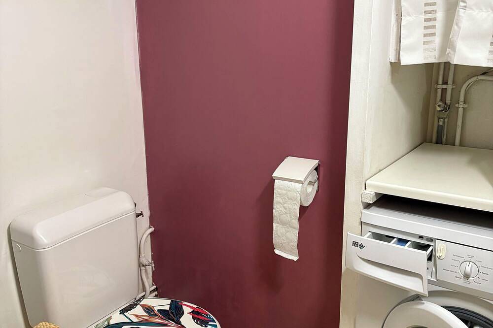 Appartement entier, 400 mètres des thermes, joli studio au calme avec balcon sans vis à vis. in Eugénie-les-Bains, Landes
