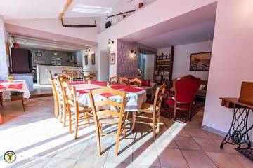 Location de vacances pour 12 personnes, avec terrasse et piscine à Boursault (Marne)