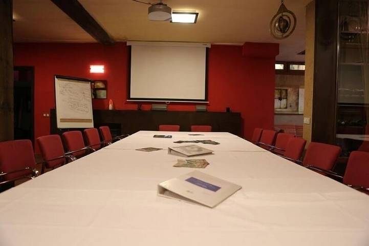 7 alojamietntos completos y salón vinoteca Bacus in Braojos de la Sierra, Provincia de Madrid