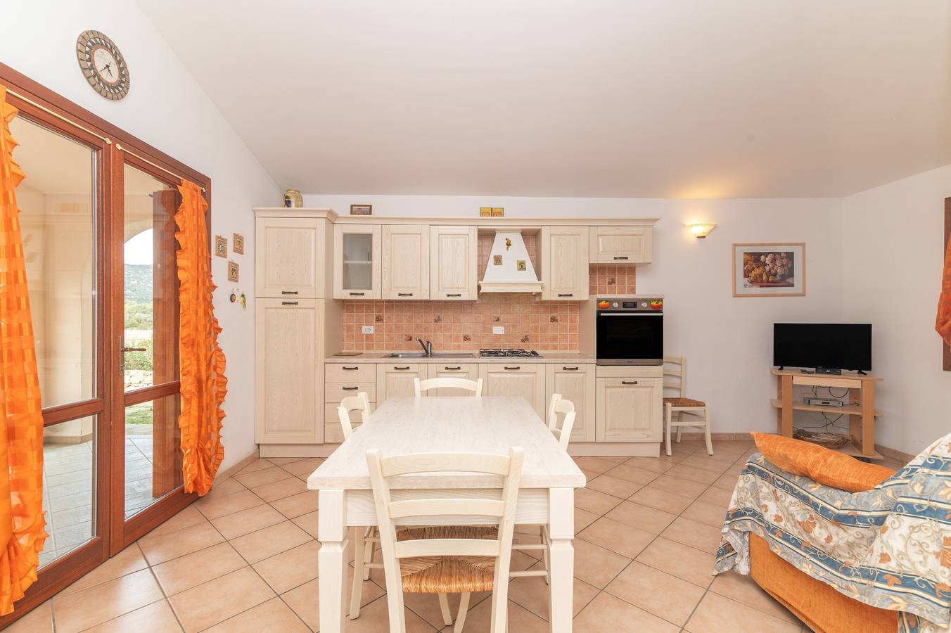 Casa vacanze 'Villa San Teodoro' con vista sulle montagne, terrazza privata e aria condizionata in L'Alzoni, San Teodoro