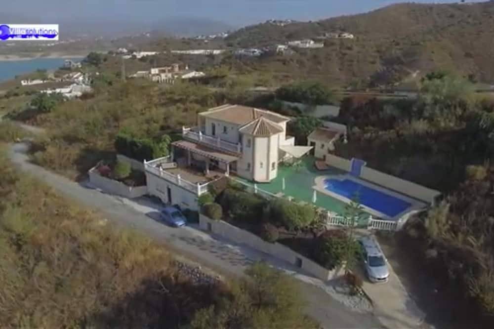 Stunning Villa with a Private Pool, Panoramic views of Lake Vinuela in Los Romanes, Viñuela