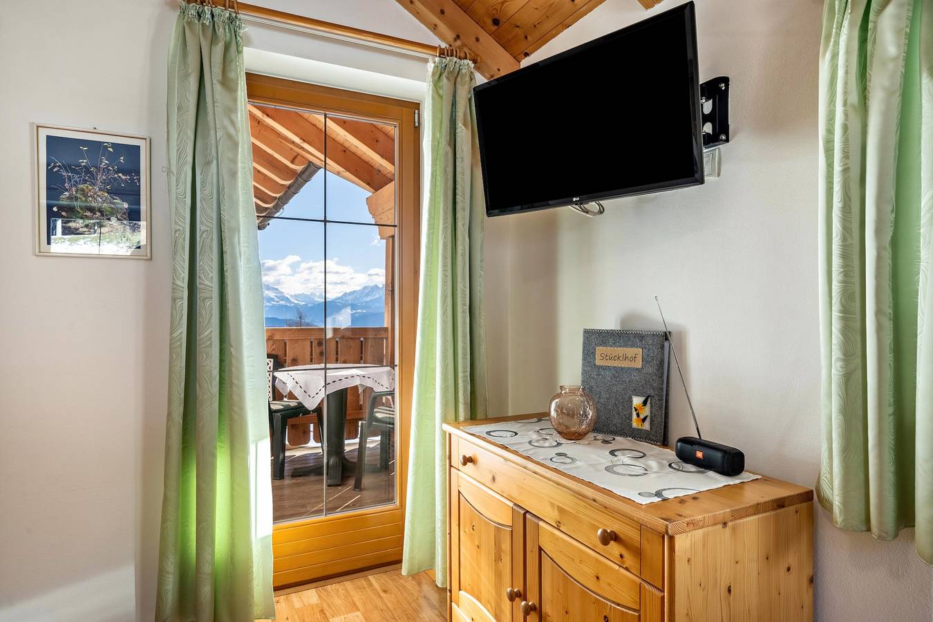 Ganze Wohnung, Ferienwohnung 'Stücklhof Wohnung Arnika' mit Bergblick, Gemeinschaftsgarten und Wlan in Jenesien, Sarntaler Alpen