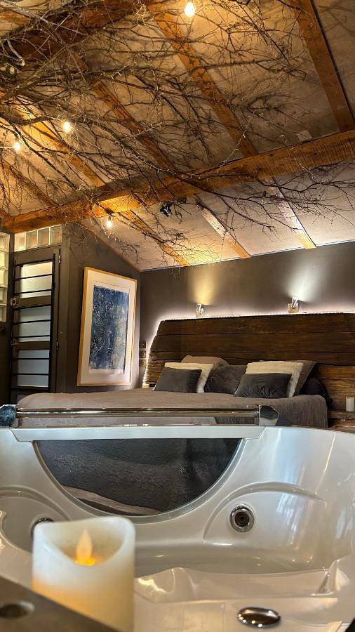 Chambre d’hôte pour 4 personnes, avec Terrasse et Jacuzzi ainsi que Jardin et Vue