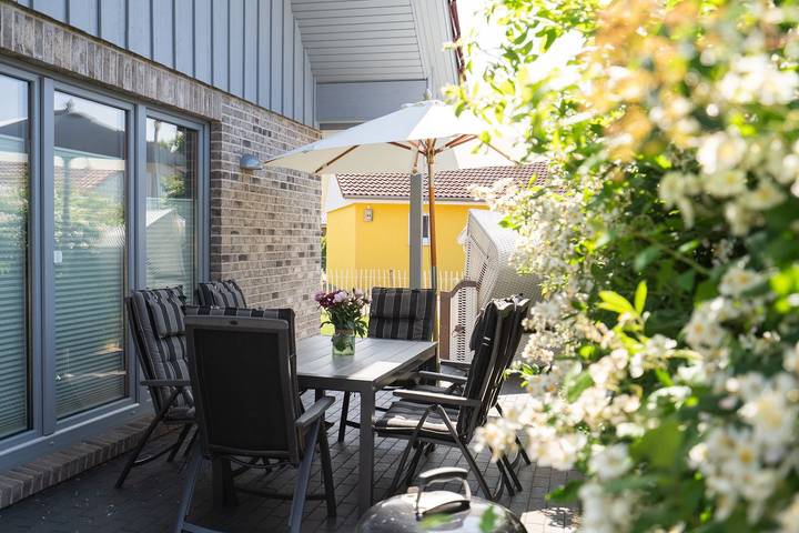 Modernes 4-Zimmer-Ferienhaus für 6 Personen mit Hund, Kamin & Sauna in Südstrand Pelzerhaken, Ostholstein