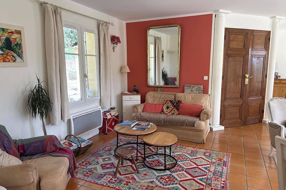 Aix en Provence, near, beautiful country house 200 m2 with independent studio and swimming pool in Ventabren, Costa mediterránea (Francia)