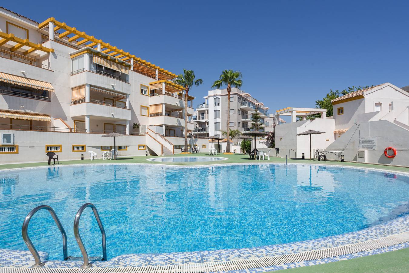 Casa de vacaciones 'Casa Fran' con vistas al mar, piscina compartida y aire acondicionado. in Oliva, Costa Blanca
