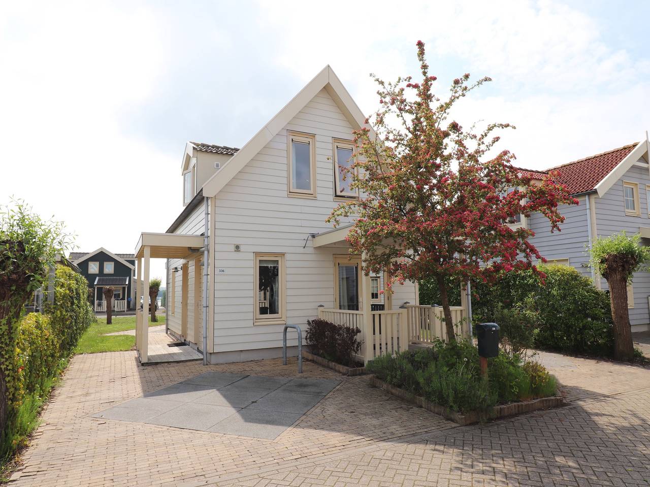 Bungalow in Zuytland mit Angelsteg in Bernisse, Niederländische Nordsee