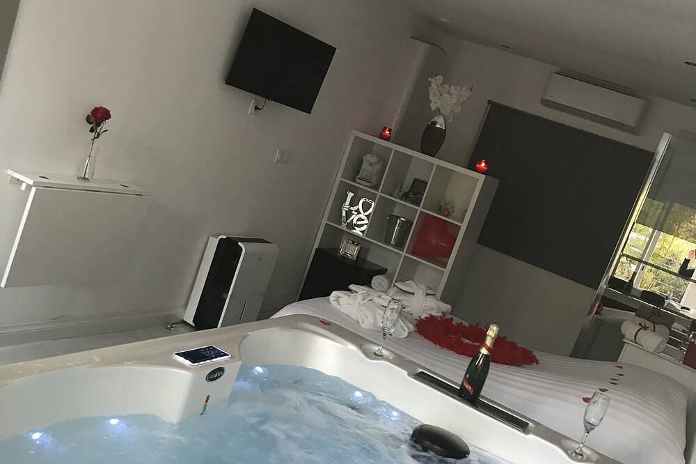 Suite avec jacuzzi privatif in Le Rove, Côte méditerranéenne (France)