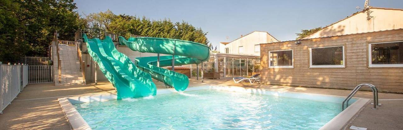 Location de vacances pour 9 personnes, avec Terrasse et Piscine à La Chaize-Giraud