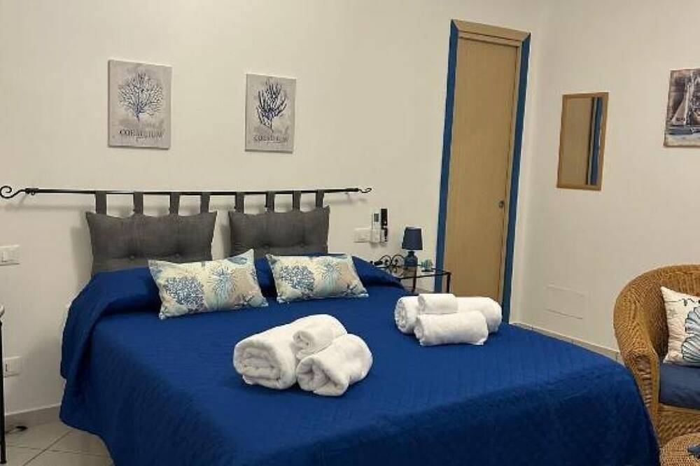 Entire apartment, Sweet World - Family Room with Terrace Near the Beach in Terrasini, Palermo Province