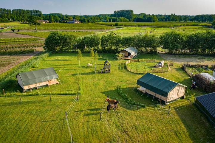 Camping voor 4 personen, with tuin and terras as well as uitzicht in Noord-Brabant