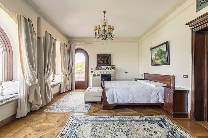 Luxury lakefront villa near Rome set in its own private park in Nepi, Braccianosee