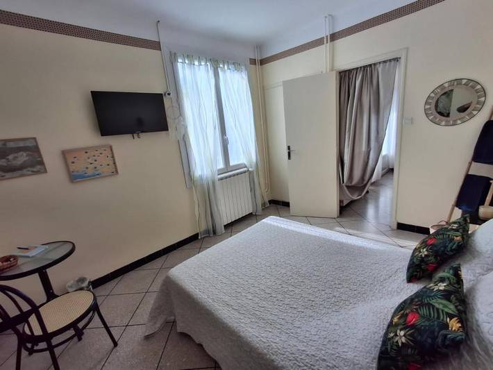 Gîte pour 2 personnes, avec terrasse ainsi que vue et jardin, animaux acceptés à Sénas - 2