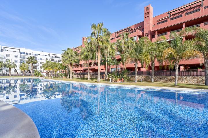 Apartamento para 6 personas, con jardín además de piscina para niños y jacuzzi en Motril