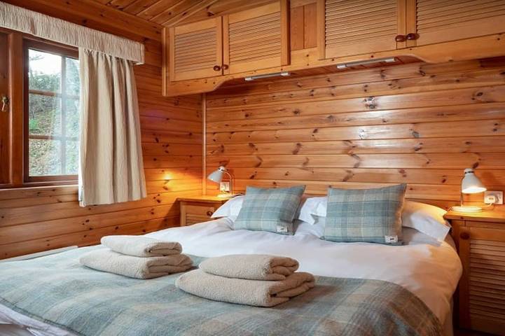 Twa Hoots Lodge -  a lodge that sleeps 4 guests  in 2 bedrooms in Aviemore, Highlands