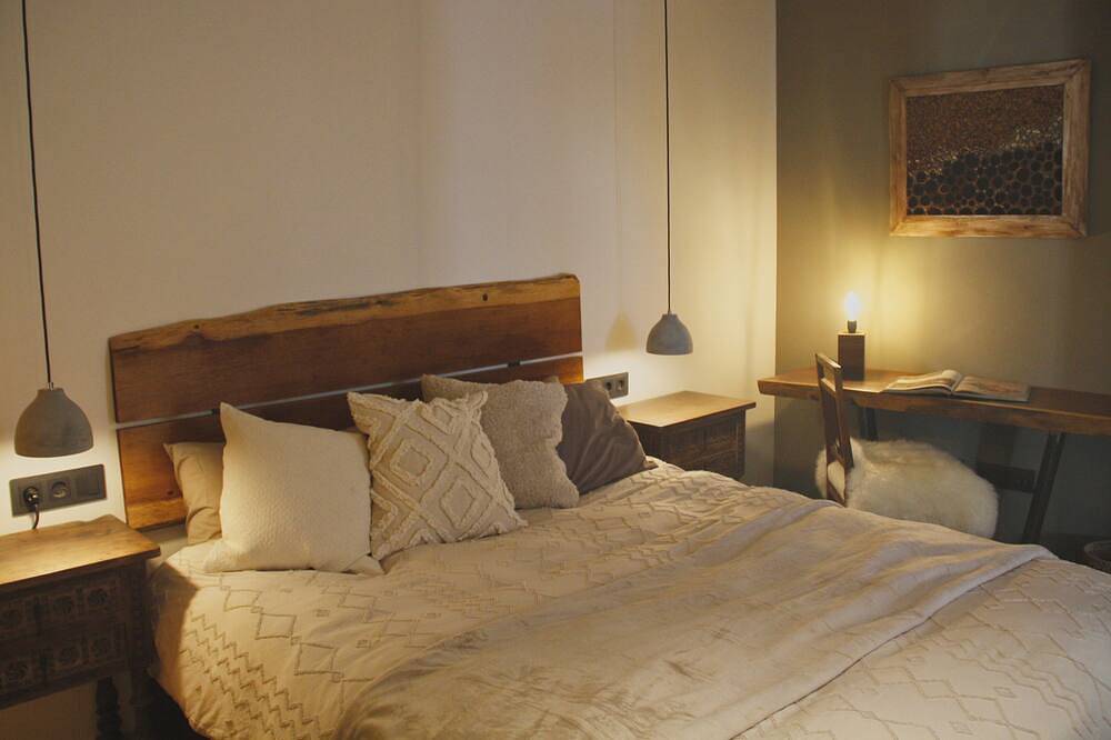 Private sea-view guest house, 2 bedrooms near Barcelona on a private estate in Supermaresme, San Andrés de Llavaneras