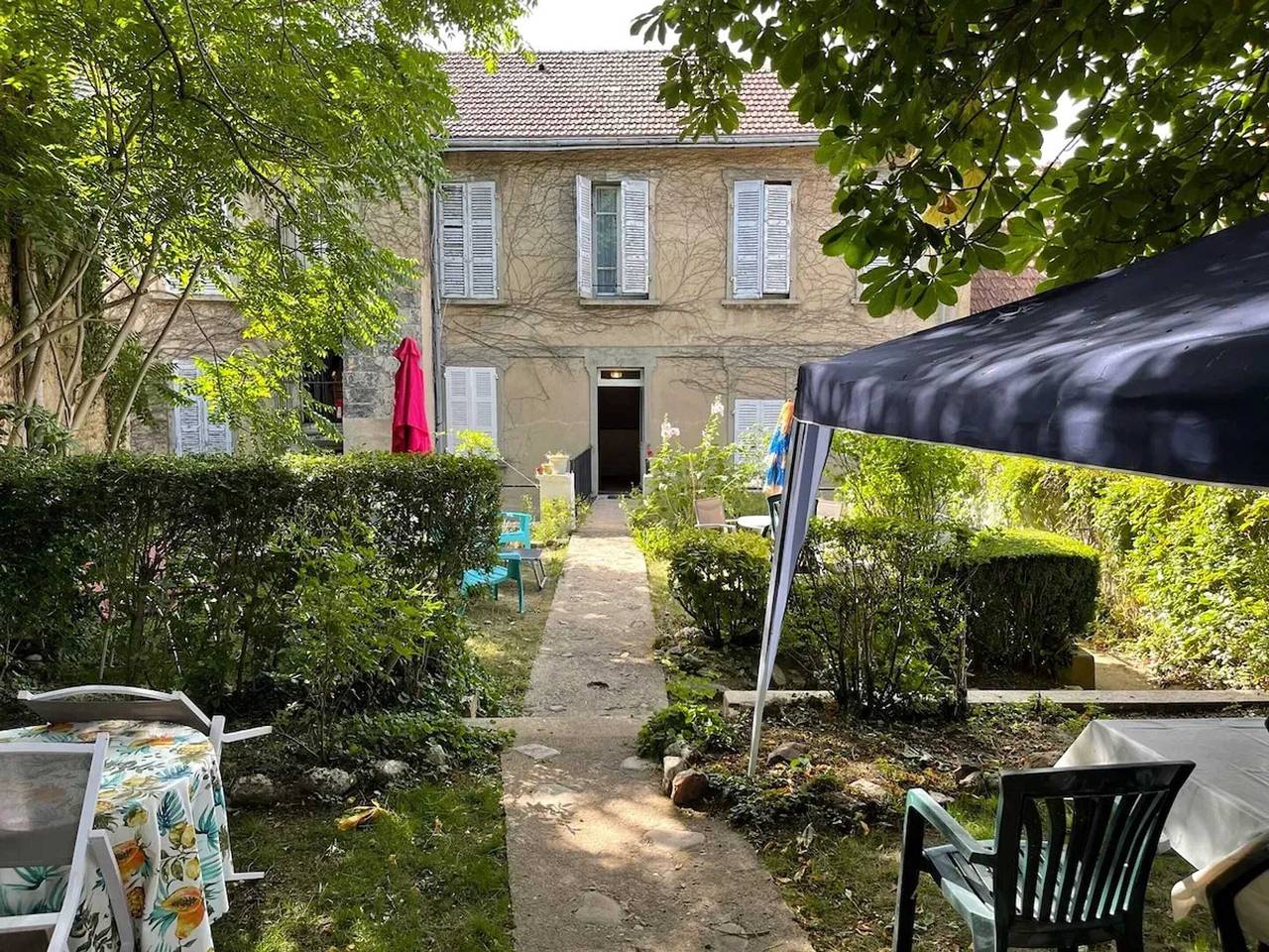 Estudio entero, Estudio acogedor en Néris-les-Bains, 10 m² con wifi in Néris-les-Bains, Región de Montluçon