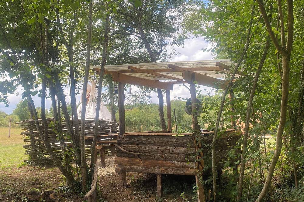 Tipi Sioux en pleine nature in Bitry, Nièvre