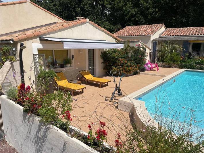 Location de vacances pour 4 personnes, avec vue ainsi que jardin et piscine à Eyragues - 3